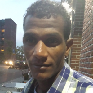 መንገድ ወድቆ አየሁት